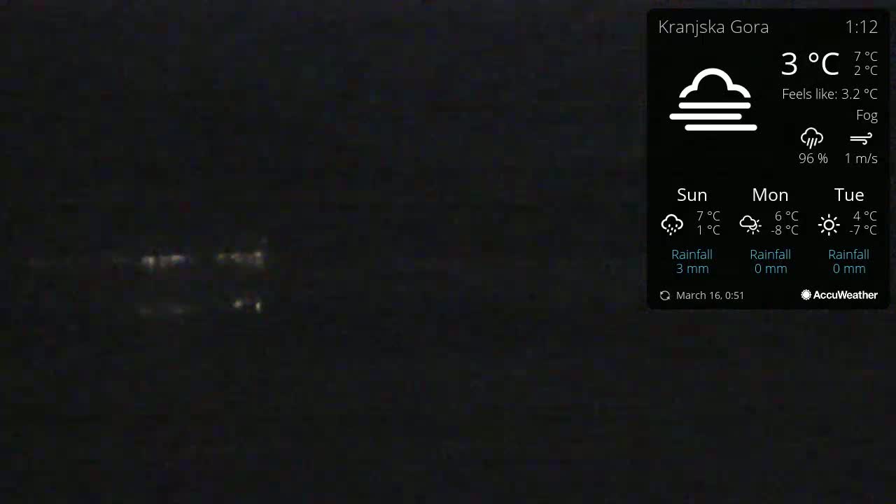A dark, foggy scene is visible at night with a temperature of 3°C.