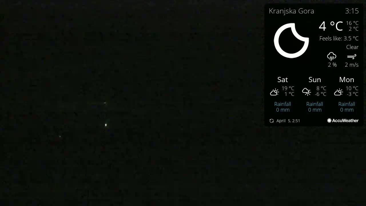 A nighttime outdoor scene shows a clear sky with a few distant lights visible, under a 4°C temperature.