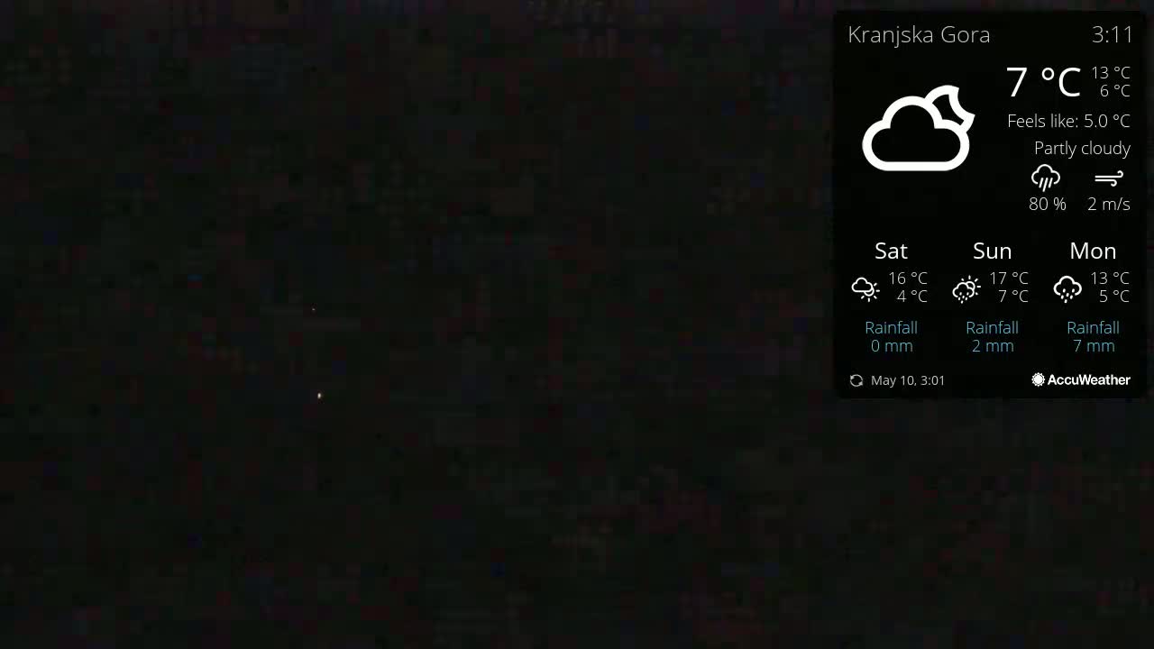 A dark, partly cloudy night scene with a temperature of 7°C.