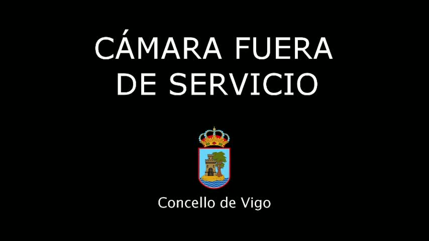 A black background displays white text stating "CÁMARA FUERA DE SERVICIO"  below a coat of arms and the words "Concello de Vigo."