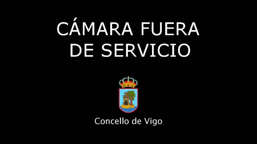 A black background displays white text stating "CÁMARA FUERA DE SERVICIO,"  below which is a crest and the words "Concello de Vigo."