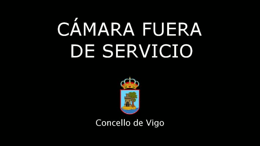 A black background displays white text stating "CÁMARA FUERA DE SERVICIO" and a coat of arms below.