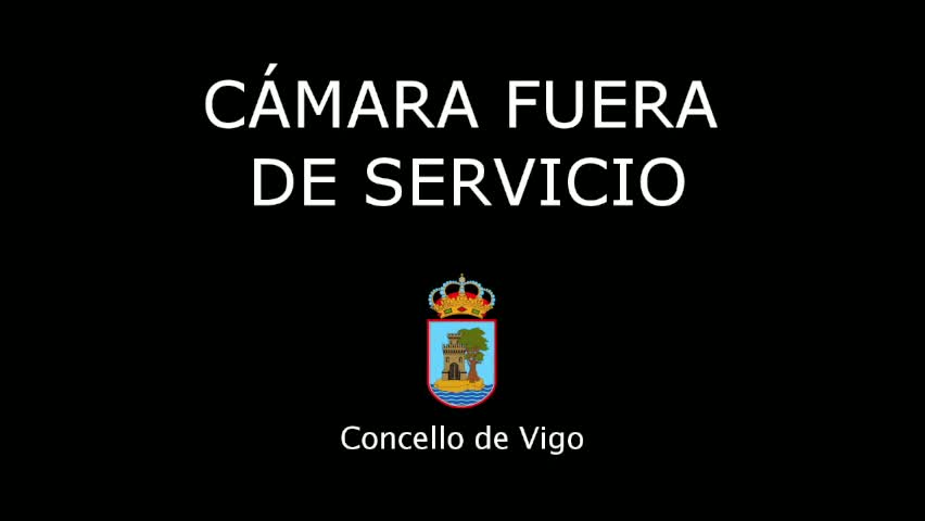 A black screen displays white text stating "Cámara Fuera de Servicio" and a coat of arms with a crown and a tower on a blue background.