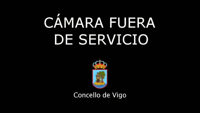 A black background displays white text that says "CÁMARA FUERA DE SERVICIO" and a coat of arms with a crown and a tower on an island.