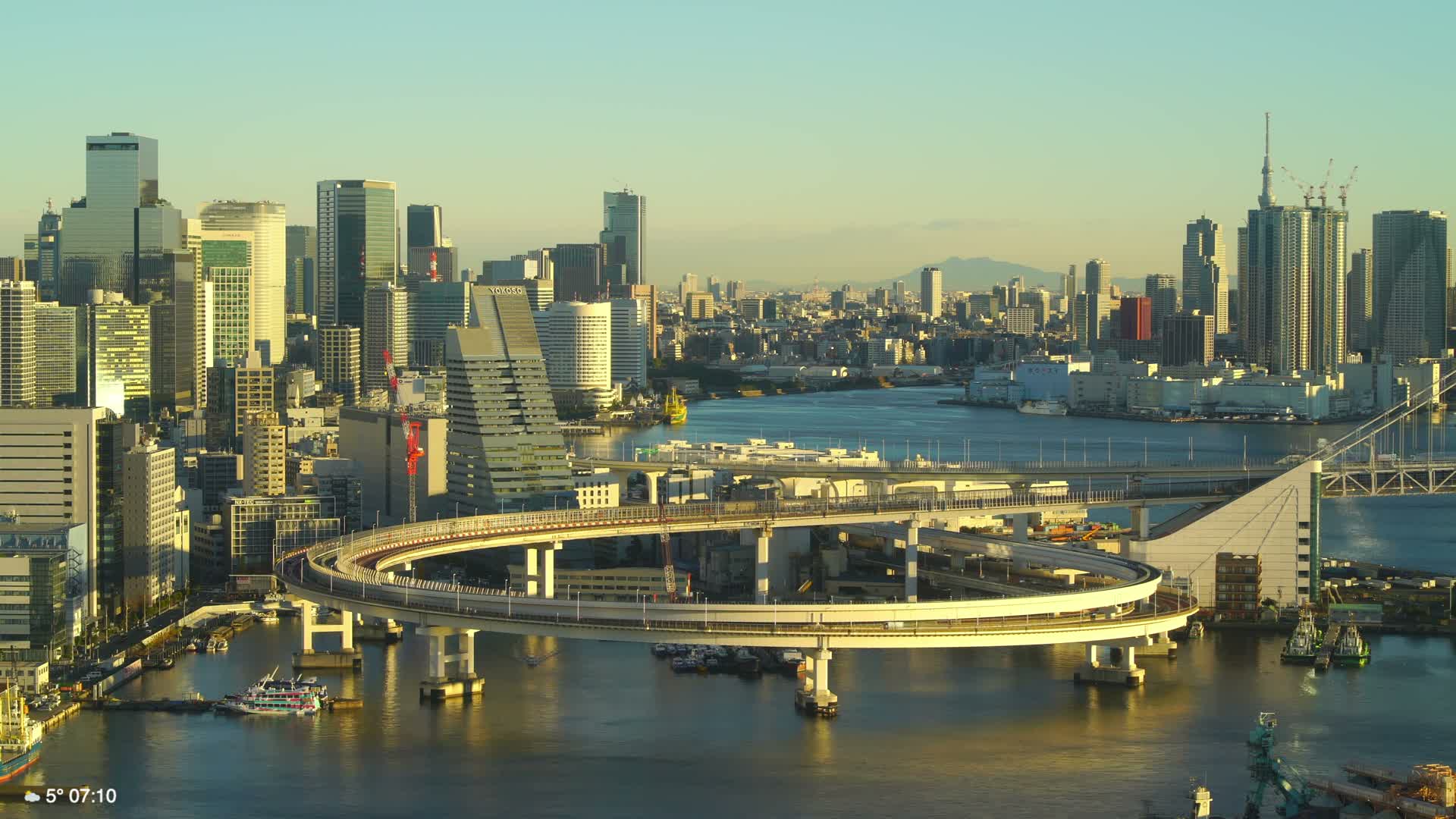 Tokyo City Center Skyline, Tokyo Bay & Rainbow Bridge Kaigan Entrance (東京の街並み、東京湾、レインボーブリッジ)  Live Cam - 5 Chome, Konan, Minato-ku, Tokyo, Kantō, Honshu, Japan