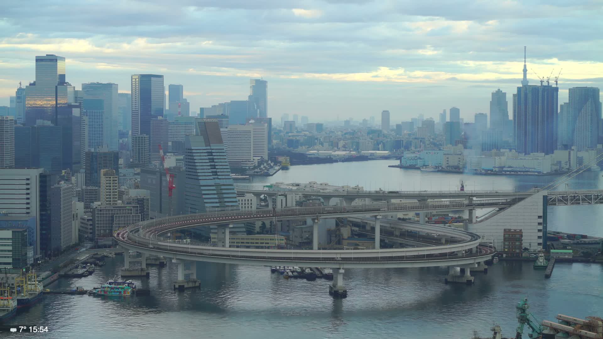 Tokyo City Center Skyline, Tokyo Bay & Rainbow Bridge Kaigan Entrance (東京の街並み、東京湾、レインボーブリッジ)  Live Cam - 5 Chome, Konan, Minato-ku, Tokyo, Kantō, Honshu, Japan
