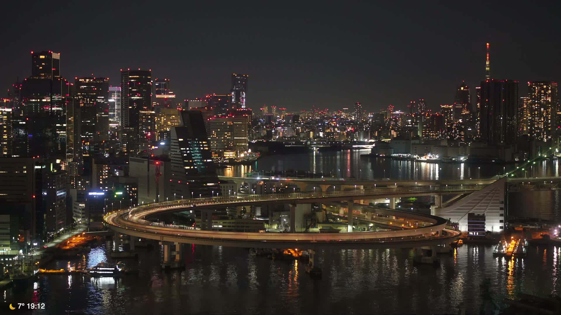 Tokyo City Center Skyline, Tokyo Bay & Rainbow Bridge Kaigan Entrance (東京の街並み、東京湾、レインボーブリッジ)  Live Cam - 5 Chome, Konan, Minato-ku, Tokyo, Kantō, Honshu, Japan