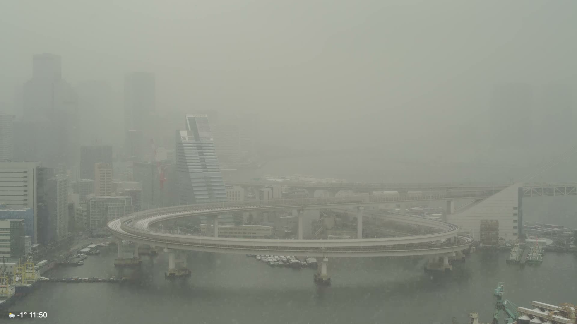Tokyo City Center Skyline, Tokyo Bay & Rainbow Bridge Kaigan Entrance (東京の街並み、東京湾、レインボーブリッジ)  Live Cam - 5 Chome, Konan, Minato-ku, Tokyo, Kantō, Honshu, Japan