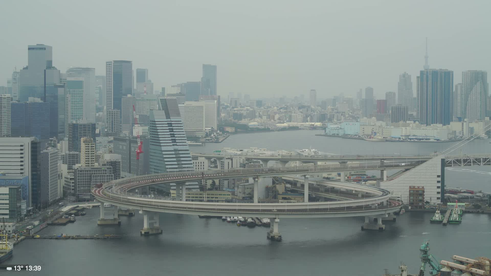 Tokyo City Center Skyline, Tokyo Bay & Rainbow Bridge Kaigan Entrance (東京の街並み、東京湾、レインボーブリッジ)  Live Cam - 5 Chome, Konan, Minato-ku, Tokyo, Kantō, Honshu, Japan