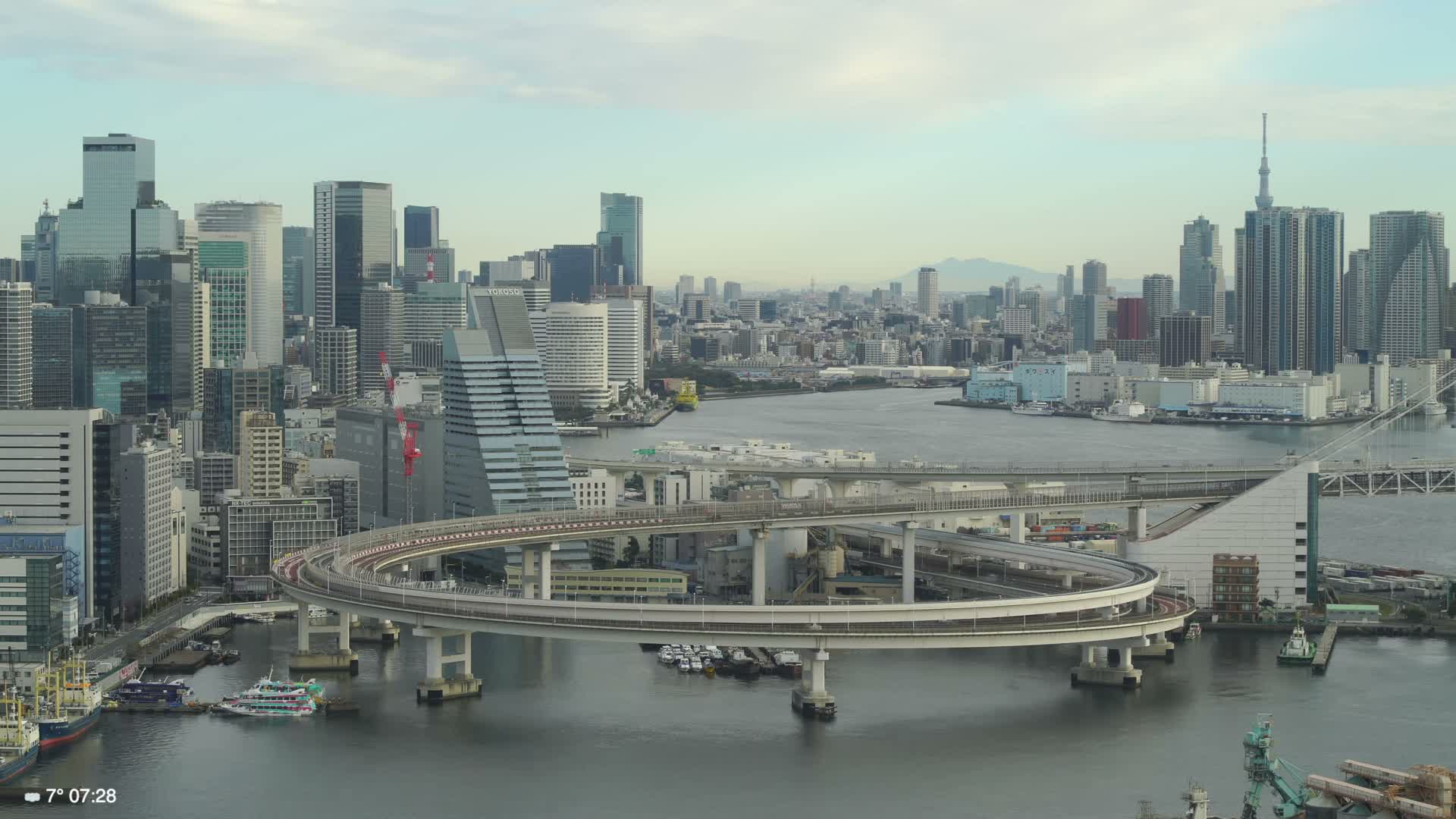 Tokyo City Center Skyline, Tokyo Bay & Rainbow Bridge Kaigan Entrance (東京の街並み、東京湾、レインボーブリッジ)  Live Cam - 5 Chome, Konan, Minato-ku, Tokyo, Kantō, Honshu, Japan