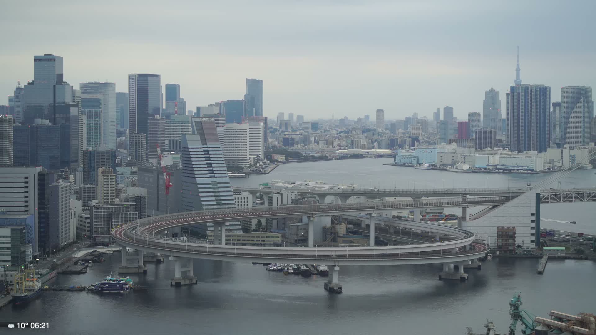 Tokyo City Center Skyline, Tokyo Bay & Rainbow Bridge Kaigan Entrance (東京の街並み、東京湾、レインボーブリッジ)  Live Cam - 5 Chome, Konan, Minato-ku, Tokyo, Kantō, Honshu, Japan
