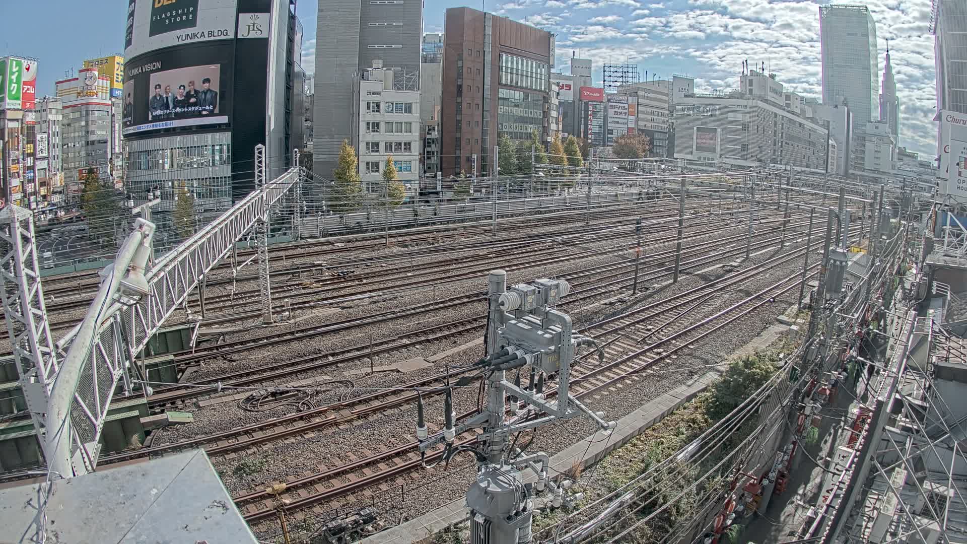 Tokyo, Shinjuku JR Metro Road Crossing & Shinjuku Discrict View ( 東京、新宿JRメトロ交差点と新宿地区の眺め ) Live Cam - 1 Chome, Nishishinjuku, Shinjuku-ku, Tokyo, Kantō, Honshu, Japan