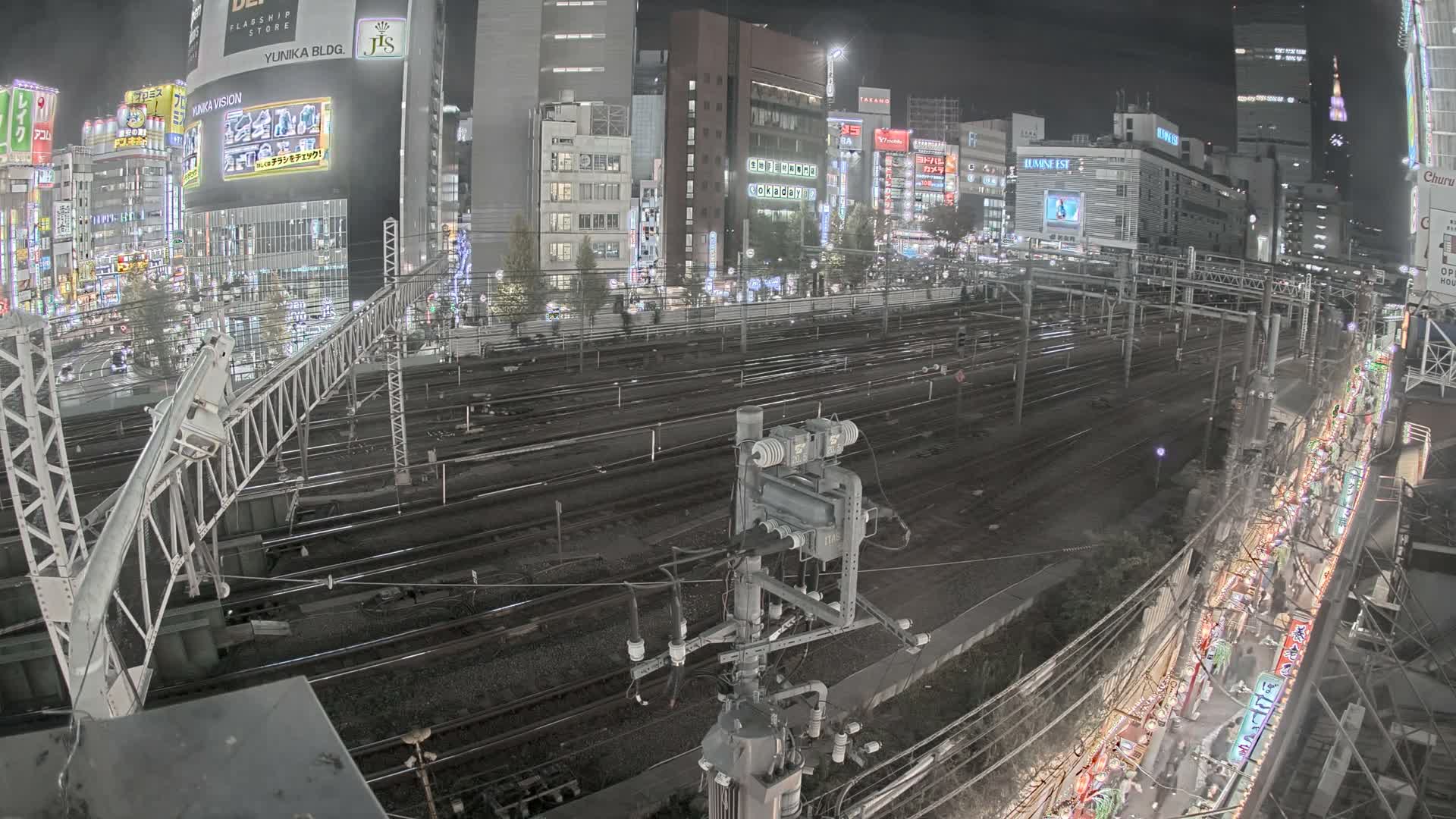 Tokyo, Shinjuku JR Metro Road Crossing & Shinjuku Discrict View ( 東京、新宿JRメトロ交差点と新宿地区の眺め ) Live Cam - 1 Chome, Nishishinjuku, Shinjuku-ku, Tokyo, Kantō, Honshu, Japan
