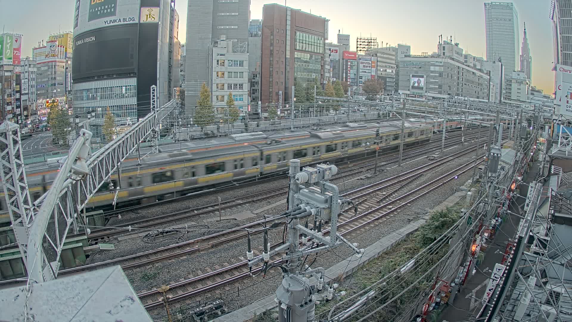 Tokyo, Shinjuku JR Metro Road Crossing & Shinjuku Discrict View ( 東京、新宿JRメトロ交差点と新宿地区の眺め ) Live Cam - 1 Chome, Nishishinjuku, Shinjuku-ku, Tokyo, Kantō, Honshu, Japan