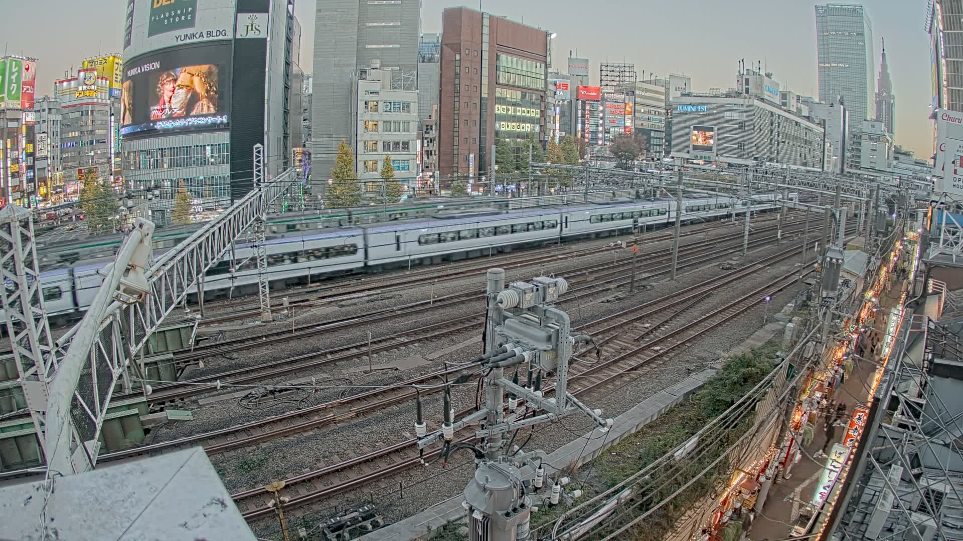 Tokyo, Shinjuku JR Metro Road Crossing & Shinjuku Discrict View ( 東京、新宿JRメトロ交差点と新宿地区の眺め ) Live Cam - 1 Chome, Nishishinjuku, Shinjuku-ku, Tokyo, Kantō, Honshu, Japan