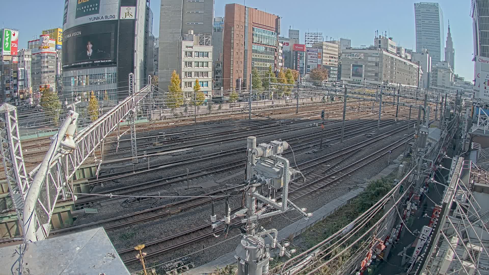 Tokyo, Shinjuku JR Metro Road Crossing & Shinjuku Discrict View ( 東京、新宿JRメトロ交差点と新宿地区の眺め ) Live Cam - 1 Chome, Nishishinjuku, Shinjuku-ku, Tokyo, Kantō, Honshu, Japan