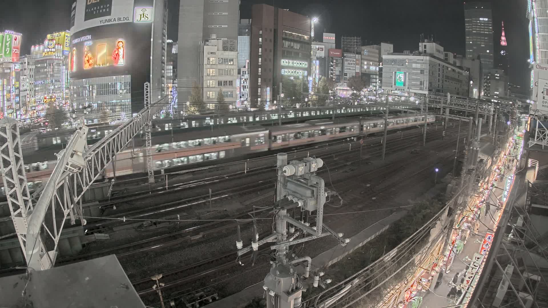 Tokyo, Shinjuku JR Metro Road Crossing & Shinjuku Discrict View ( 東京、新宿JRメトロ交差点と新宿地区の眺め ) Live Cam - 1 Chome, Nishishinjuku, Shinjuku-ku, Tokyo, Kantō, Honshu, Japan