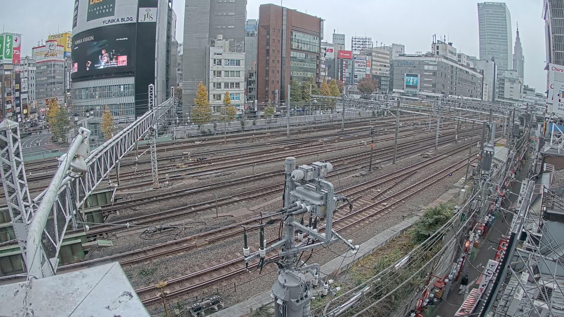 Tokyo, Shinjuku JR Metro Road Crossing & Shinjuku Discrict View ( 東京、新宿JRメトロ交差点と新宿地区の眺め ) Live Cam - 1 Chome, Nishishinjuku, Shinjuku-ku, Tokyo, Kantō, Honshu, Japan
