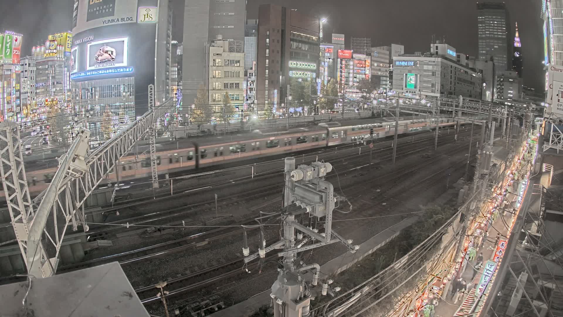 Tokyo, Shinjuku JR Metro Road Crossing & Shinjuku Discrict View ( 東京、新宿JRメトロ交差点と新宿地区の眺め ) Live Cam - 1 Chome, Nishishinjuku, Shinjuku-ku, Tokyo, Kantō, Honshu, Japan