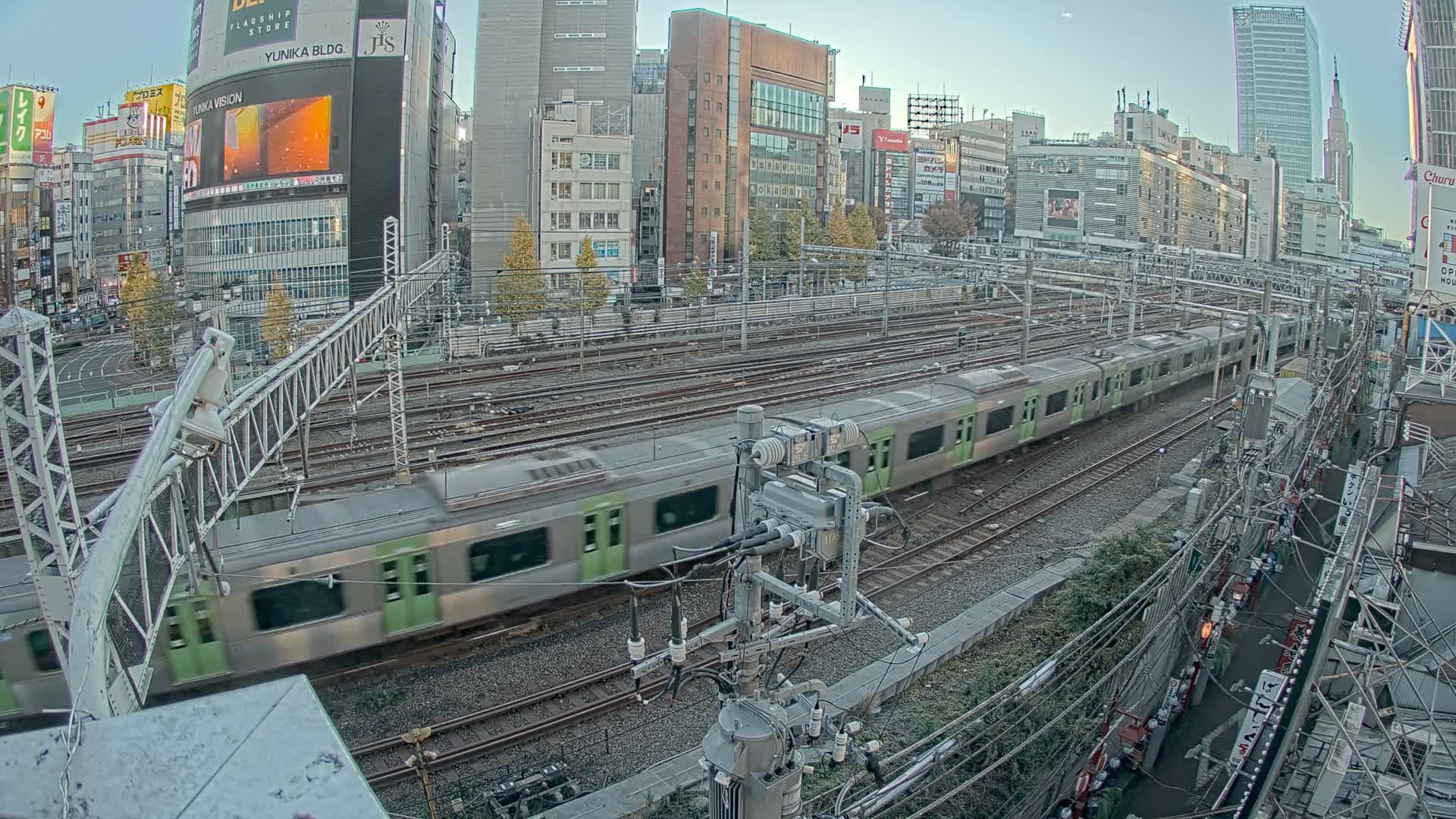 Tokyo, Shinjuku JR Metro Road Crossing & Shinjuku Discrict View ( 東京、新宿JRメトロ交差点と新宿地区の眺め ) Live Cam - 1 Chome, Nishishinjuku, Shinjuku-ku, Tokyo, Kantō, Honshu, Japan
