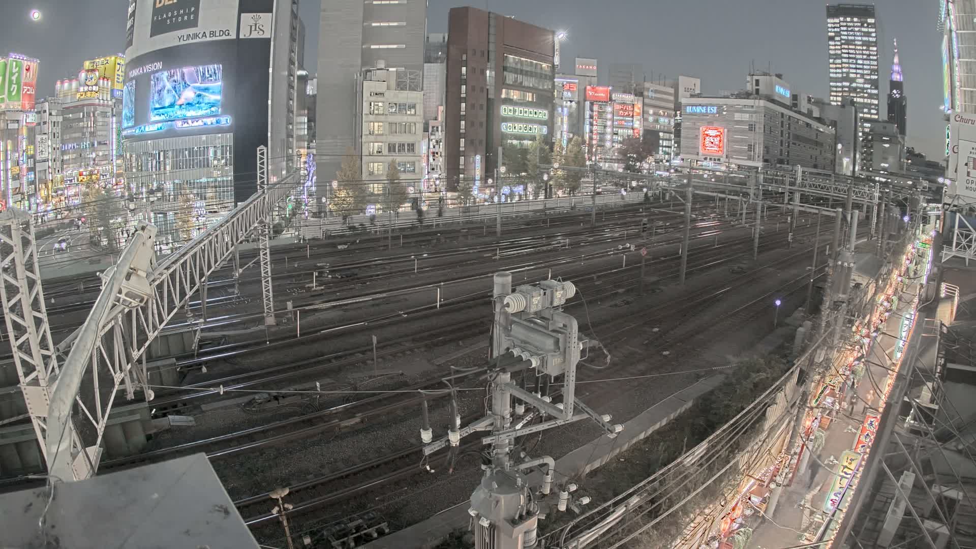 Tokyo, Shinjuku JR Metro Road Crossing & Shinjuku Discrict View ( 東京、新宿JRメトロ交差点と新宿地区の眺め ) Live Cam - 1 Chome, Nishishinjuku, Shinjuku-ku, Tokyo, Kantō, Honshu, Japan