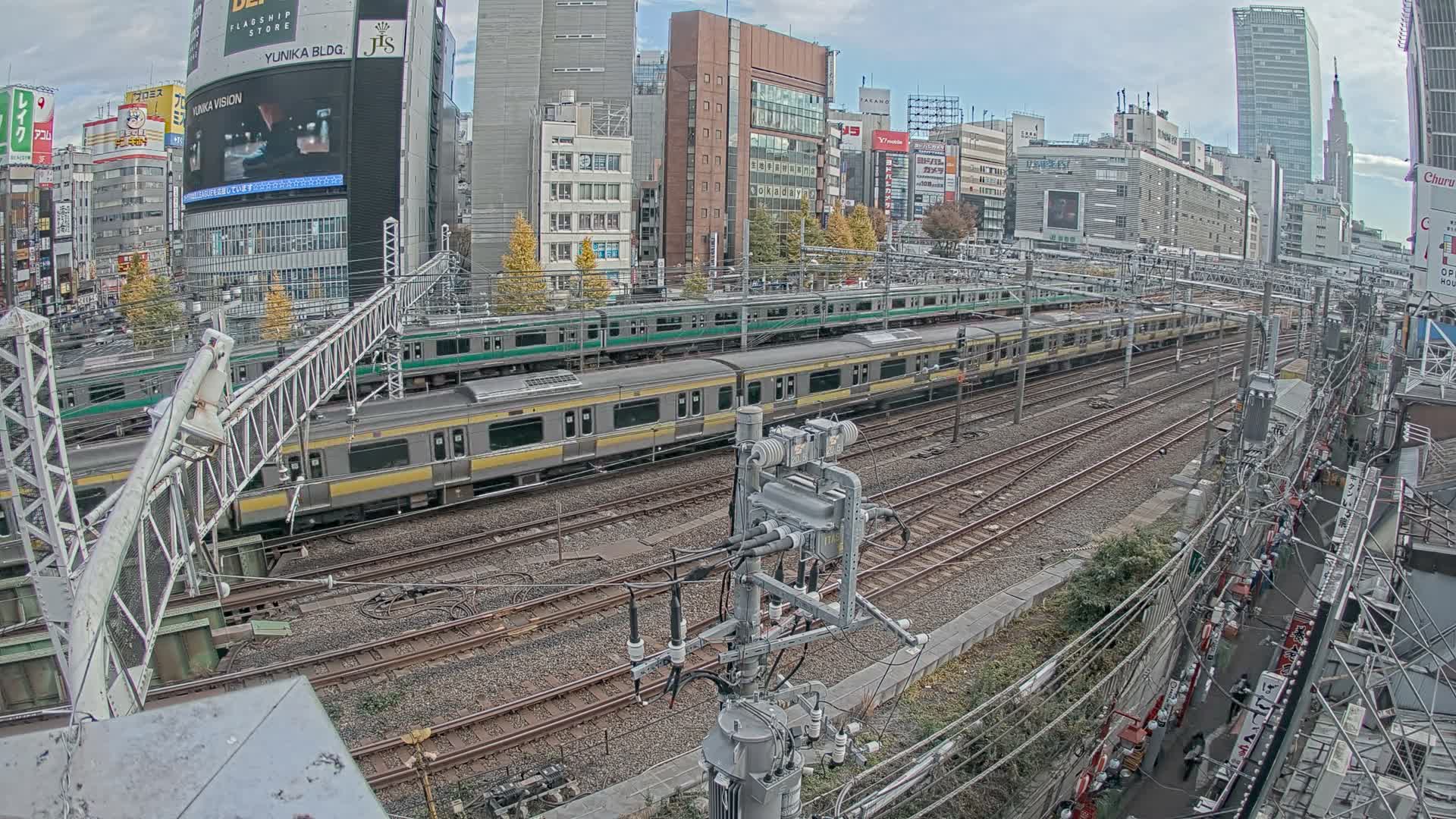 Tokyo, Shinjuku JR Metro Road Crossing & Shinjuku Discrict View ( 東京、新宿JRメトロ交差点と新宿地区の眺め ) Live Cam - 1 Chome, Nishishinjuku, Shinjuku-ku, Tokyo, Kantō, Honshu, Japan