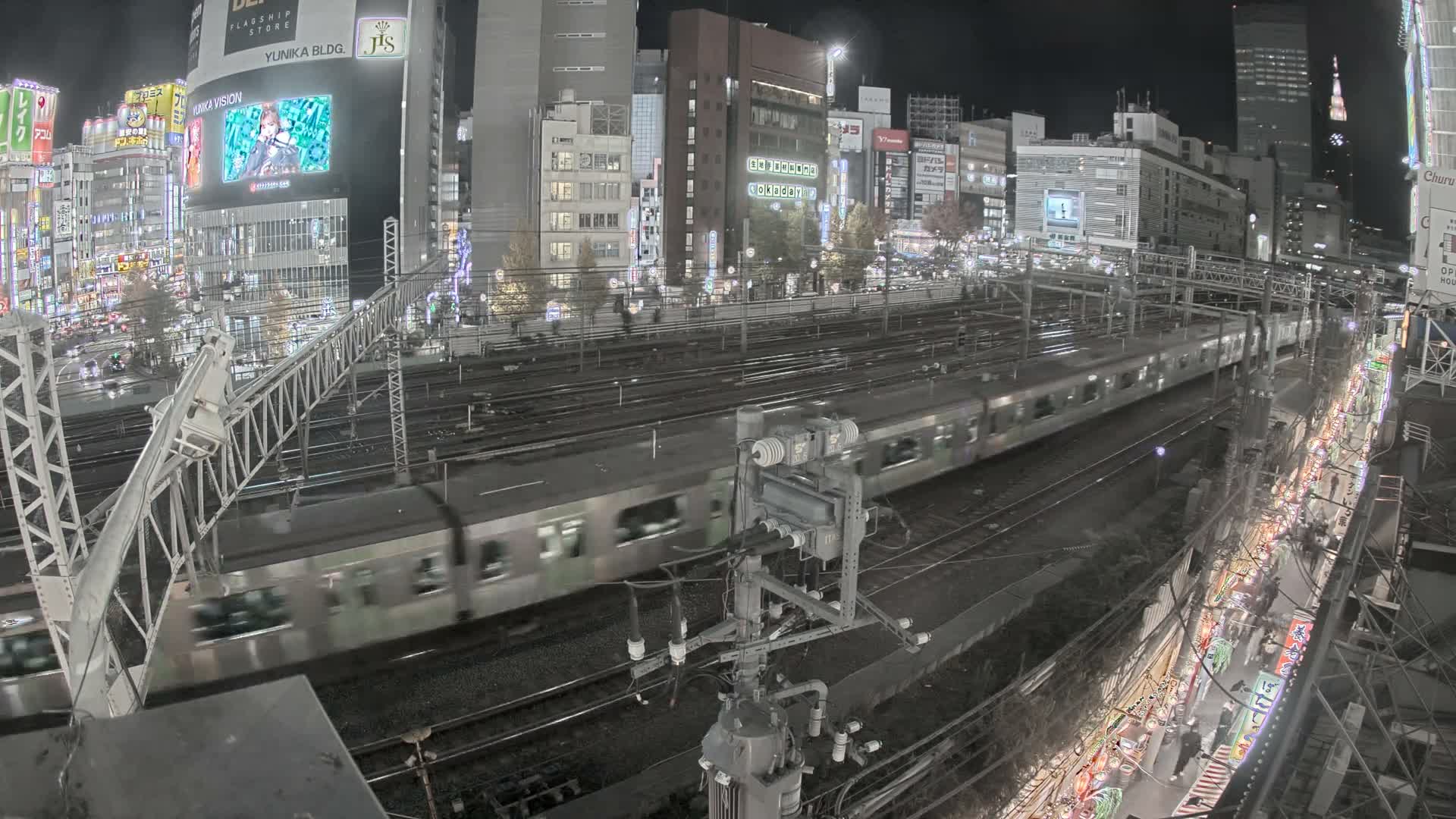 Tokyo, Shinjuku JR Metro Road Crossing & Shinjuku Discrict View ( 東京、新宿JRメトロ交差点と新宿地区の眺め ) Live Cam - 1 Chome, Nishishinjuku, Shinjuku-ku, Tokyo, Kantō, Honshu, Japan