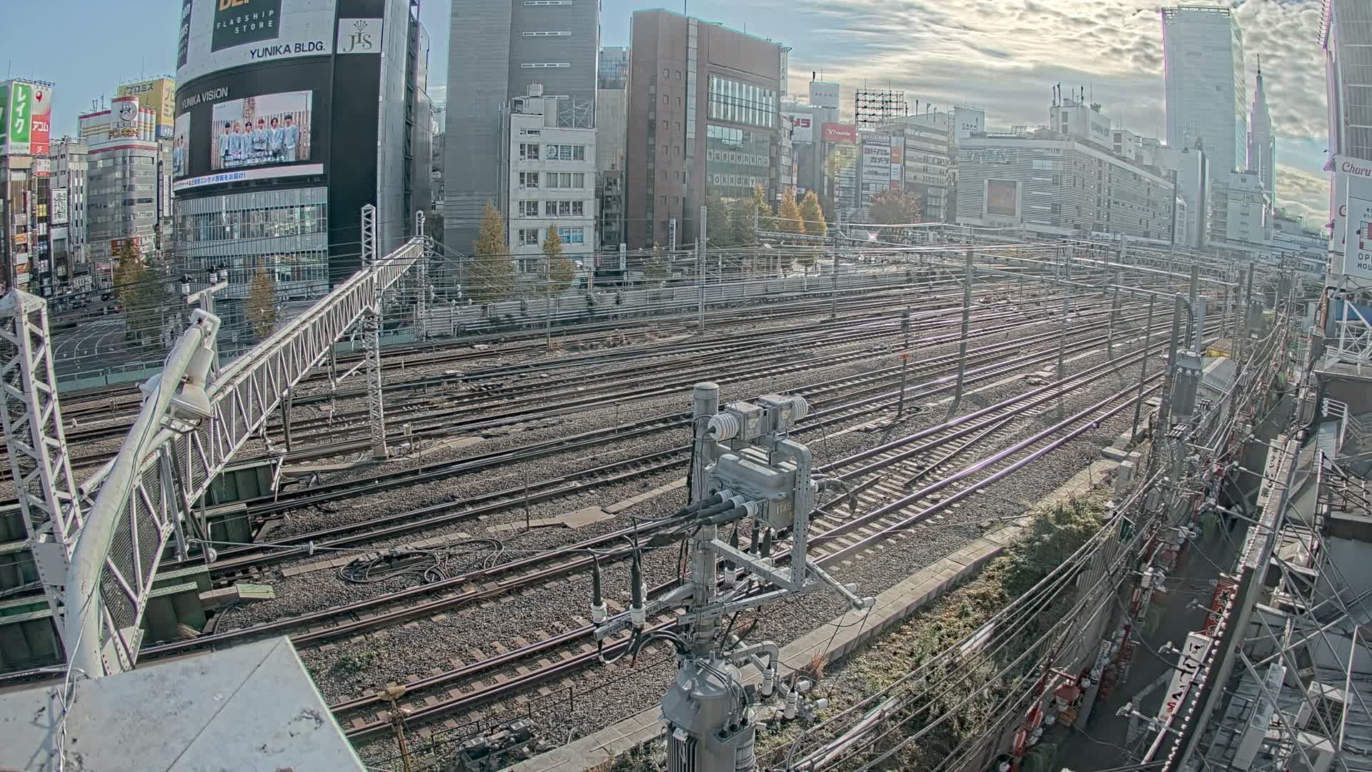 Tokyo, Shinjuku JR Metro Road Crossing & Shinjuku Discrict View ( 東京、新宿JRメトロ交差点と新宿地区の眺め ) Live Cam - 1 Chome, Nishishinjuku, Shinjuku-ku, Tokyo, Kantō, Honshu, Japan