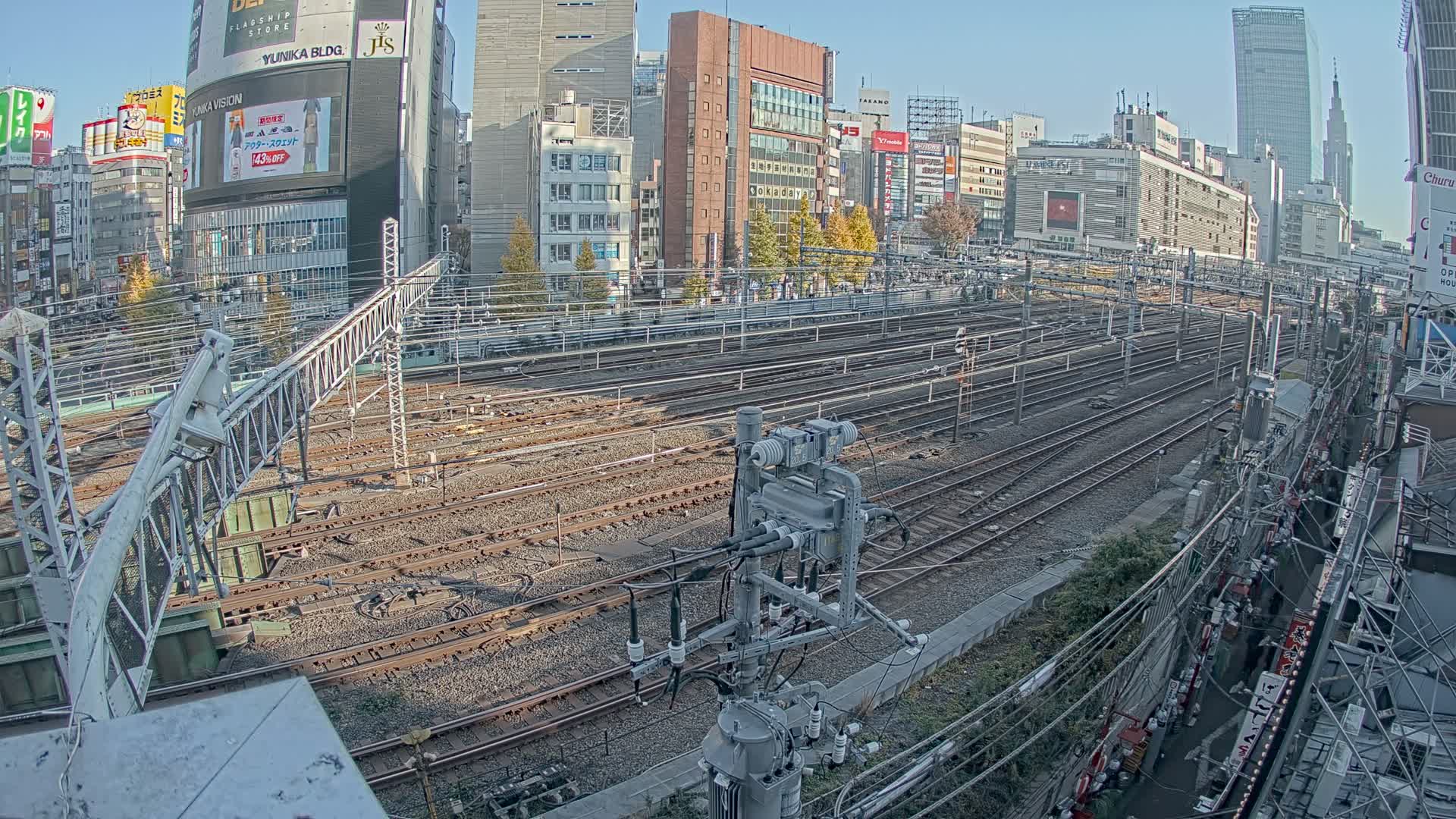 Tokyo, Shinjuku JR Metro Road Crossing & Shinjuku Discrict View ( 東京、新宿JRメトロ交差点と新宿地区の眺め ) Live Cam - 1 Chome, Nishishinjuku, Shinjuku-ku, Tokyo, Kantō, Honshu, Japan