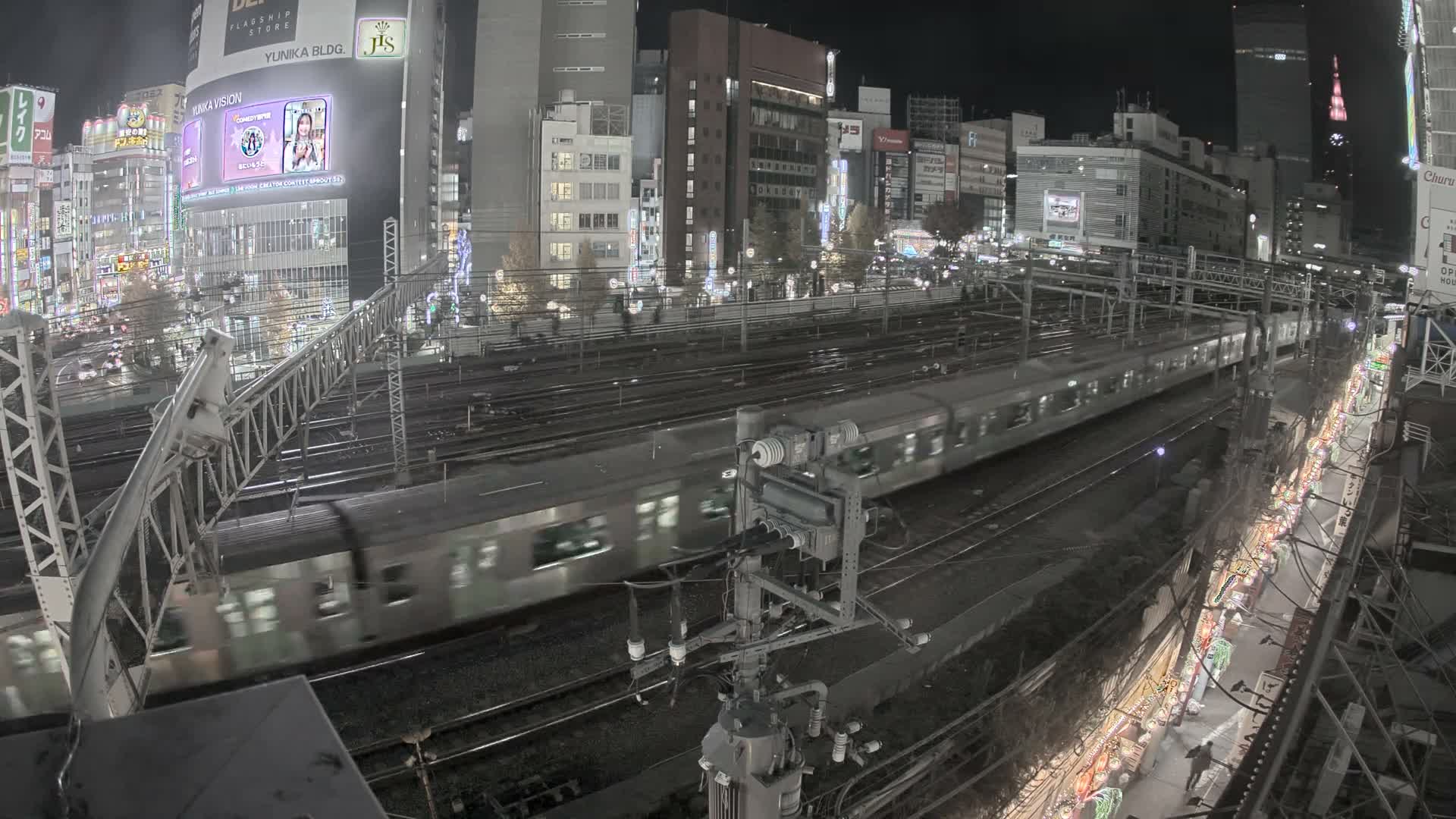 Tokyo, Shinjuku JR Metro Road Crossing & Shinjuku Discrict View ( 東京、新宿JRメトロ交差点と新宿地区の眺め ) Live Cam - 1 Chome, Nishishinjuku, Shinjuku-ku, Tokyo, Kantō, Honshu, Japan
