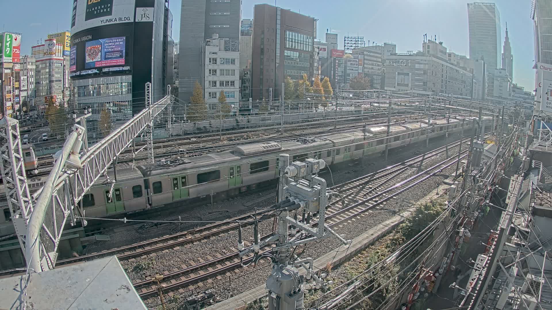 Tokyo, Shinjuku JR Metro Road Crossing & Shinjuku Discrict View ( 東京、新宿JRメトロ交差点と新宿地区の眺め ) Live Cam - 1 Chome, Nishishinjuku, Shinjuku-ku, Tokyo, Kantō, Honshu, Japan