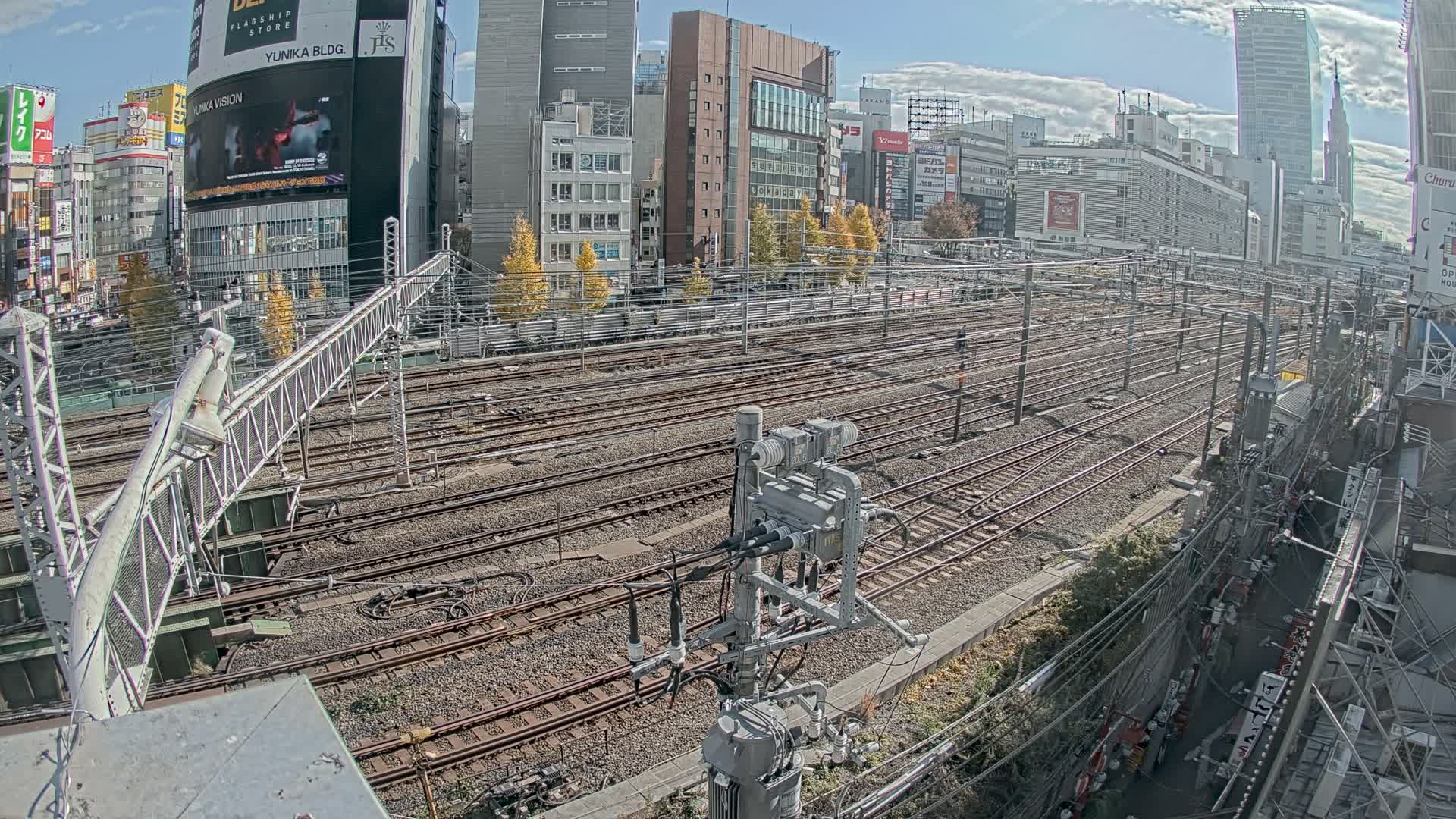 Tokyo, Shinjuku JR Metro Road Crossing & Shinjuku Discrict View ( 東京、新宿JRメトロ交差点と新宿地区の眺め ) Live Cam - 1 Chome, Nishishinjuku, Shinjuku-ku, Tokyo, Kantō, Honshu, Japan