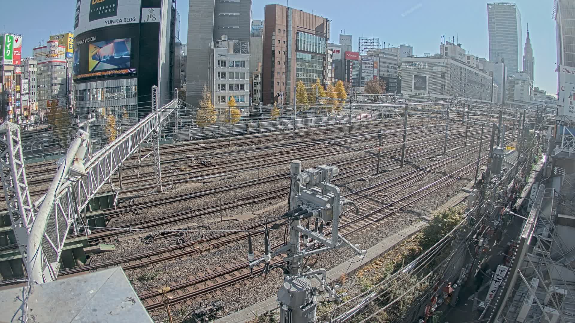 Tokyo, Shinjuku JR Metro Road Crossing & Shinjuku Discrict View ( 東京、新宿JRメトロ交差点と新宿地区の眺め ) Live Cam - 1 Chome, Nishishinjuku, Shinjuku-ku, Tokyo, Kantō, Honshu, Japan