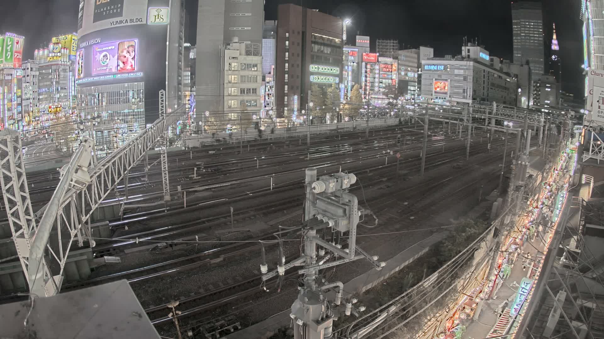 Tokyo, Shinjuku JR Metro Road Crossing & Shinjuku Discrict View ( 東京、新宿JRメトロ交差点と新宿地区の眺め ) Live Cam - 1 Chome, Nishishinjuku, Shinjuku-ku, Tokyo, Kantō, Honshu, Japan