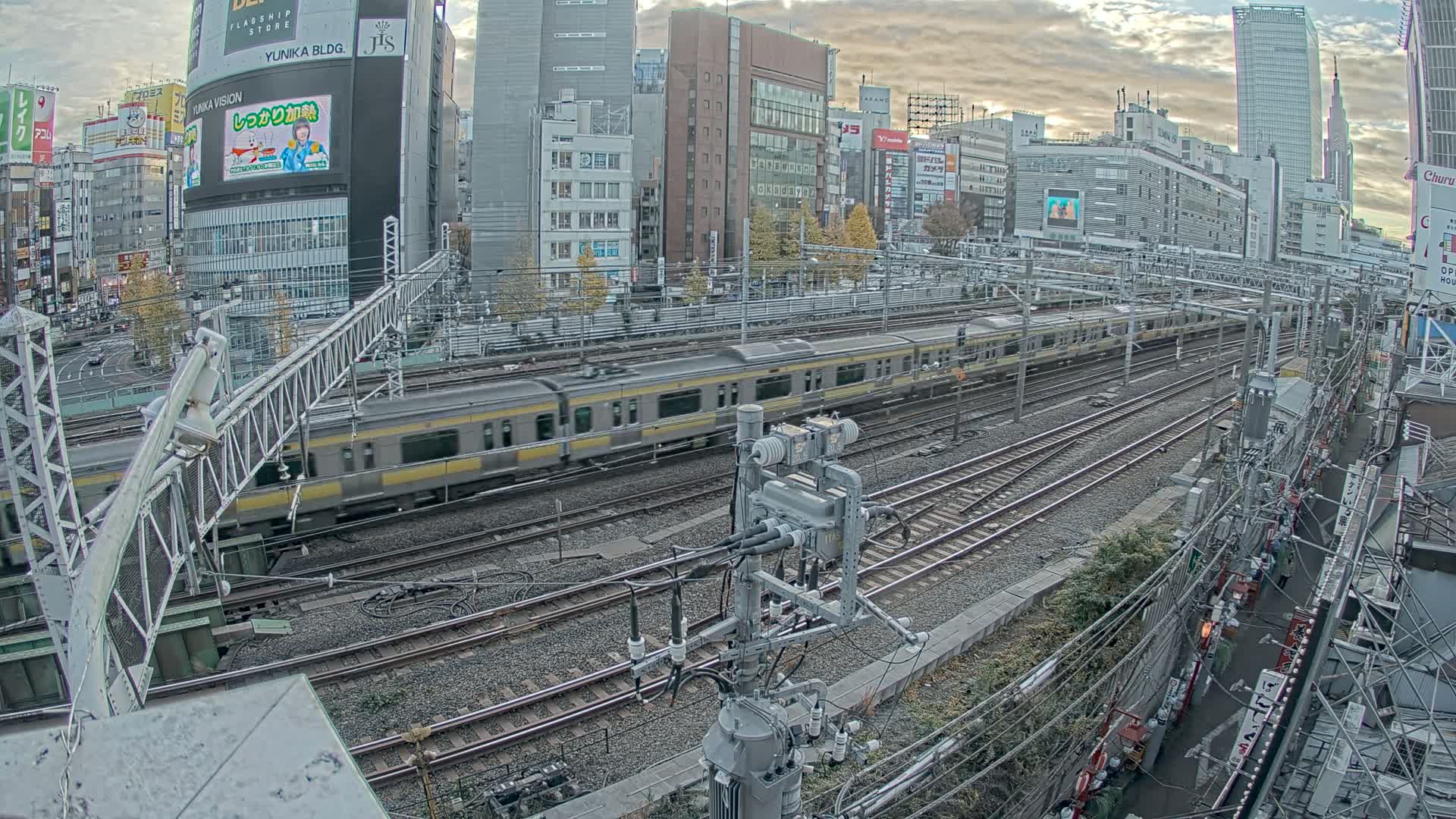 Tokyo, Shinjuku JR Metro Road Crossing & Shinjuku Discrict View ( 東京、新宿JRメトロ交差点と新宿地区の眺め ) Live Cam - 1 Chome, Nishishinjuku, Shinjuku-ku, Tokyo, Kantō, Honshu, Japan