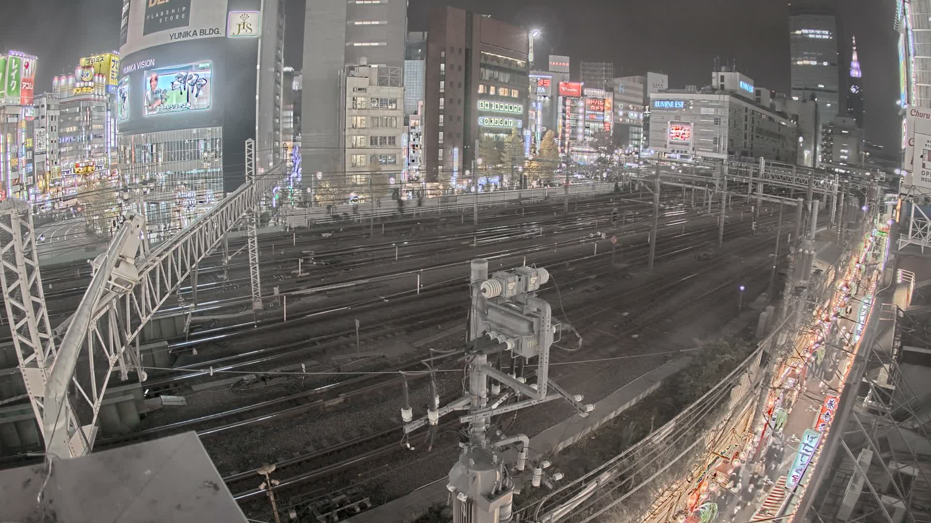 Tokyo, Shinjuku JR Metro Road Crossing & Shinjuku Discrict View ( 東京、新宿JRメトロ交差点と新宿地区の眺め ) Live Cam - 1 Chome, Nishishinjuku, Shinjuku-ku, Tokyo, Kantō, Honshu, Japan