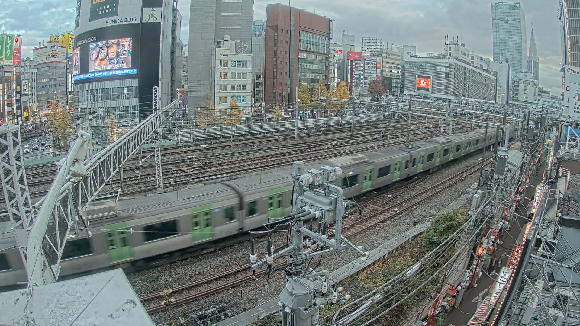 Tokyo, Shinjuku JR Metro Road Crossing & Shinjuku Discrict View ( 東京、新宿JRメトロ交差点と新宿地区の眺め ) Live Cam - 1 Chome, Nishishinjuku, Shinjuku-ku, Tokyo, Kantō, Honshu, Japan