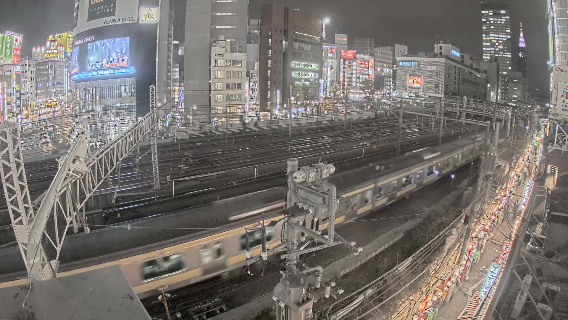 Tokyo, Shinjuku JR Metro Road Crossing & Shinjuku Discrict View ( 東京、新宿JRメトロ交差点と新宿地区の眺め ) Live Cam - 1 Chome, Nishishinjuku, Shinjuku-ku, Tokyo, Kantō, Honshu, Japan