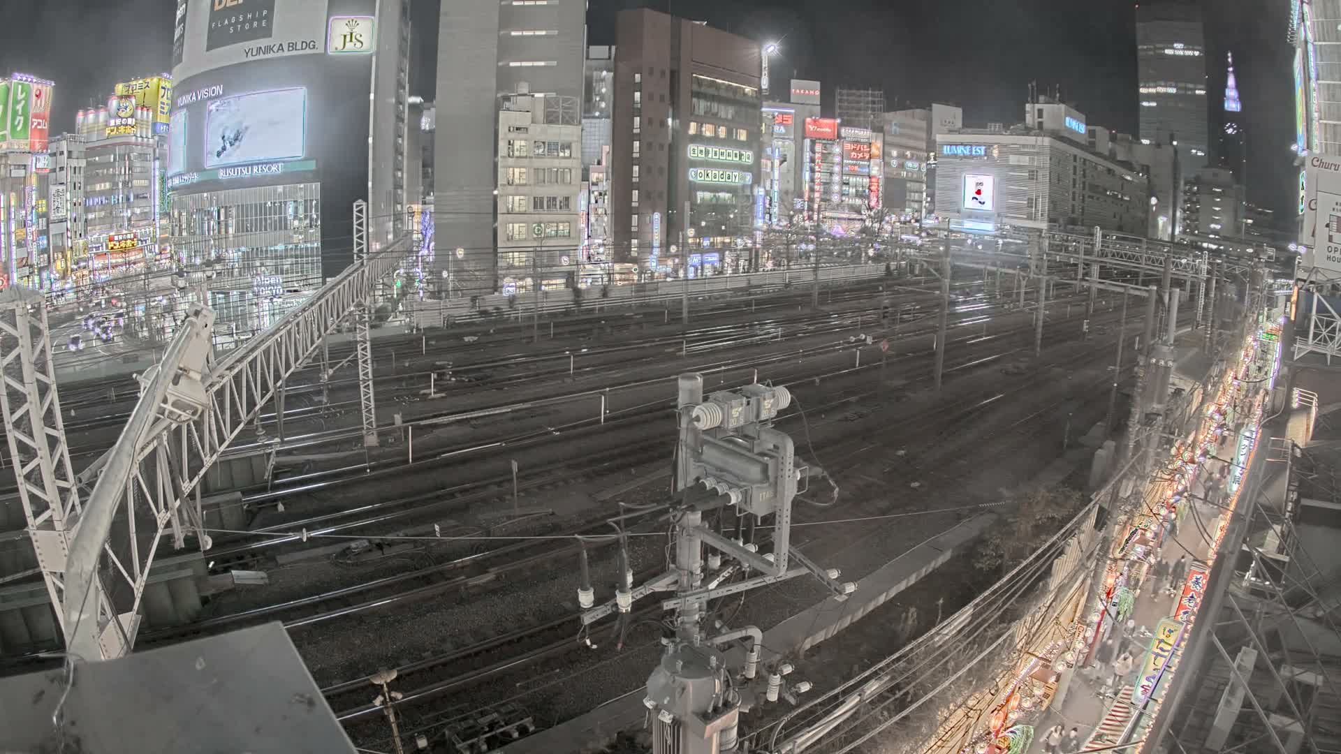 Tokyo, Shinjuku JR Metro Road Crossing & Shinjuku Discrict View ( 東京、新宿JRメトロ交差点と新宿地区の眺め ) Live Cam - 1 Chome, Nishishinjuku, Shinjuku-ku, Tokyo, Kantō, Honshu, Japan