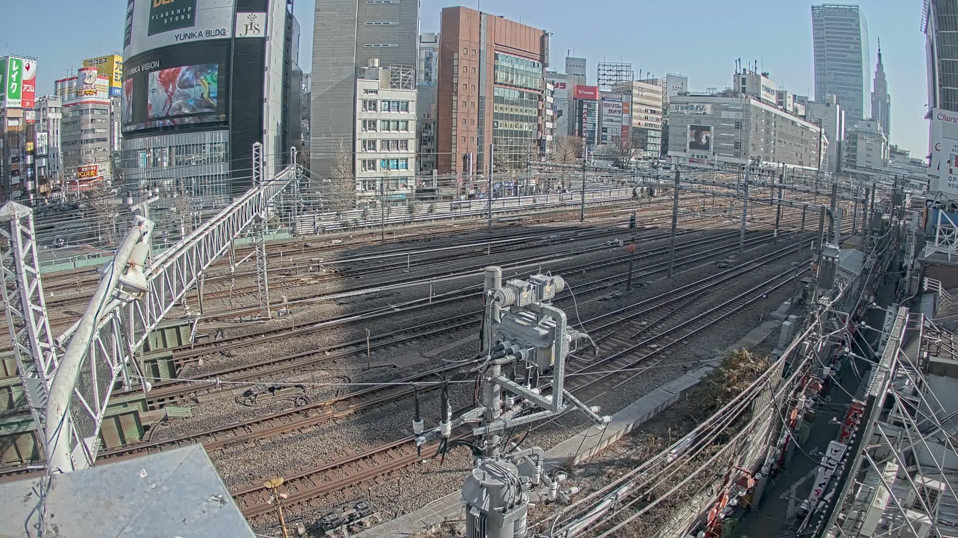 Tokyo, Shinjuku JR Metro Road Crossing & Shinjuku Discrict View ( 東京、新宿JRメトロ交差点と新宿地区の眺め ) Live Cam - 1 Chome, Nishishinjuku, Shinjuku-ku, Tokyo, Kantō, Honshu, Japan