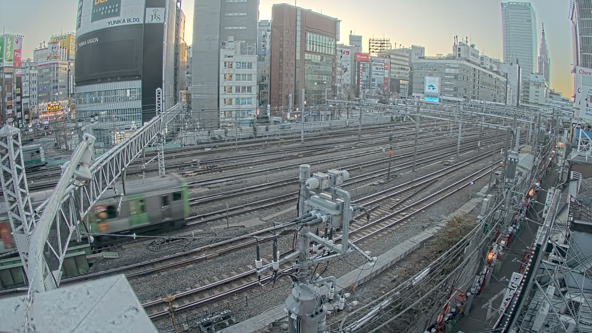 Tokyo, Shinjuku JR Metro Road Crossing & Shinjuku Discrict View ( 東京、新宿JRメトロ交差点と新宿地区の眺め ) Live Cam - 1 Chome, Nishishinjuku, Shinjuku-ku, Tokyo, Kantō, Honshu, Japan