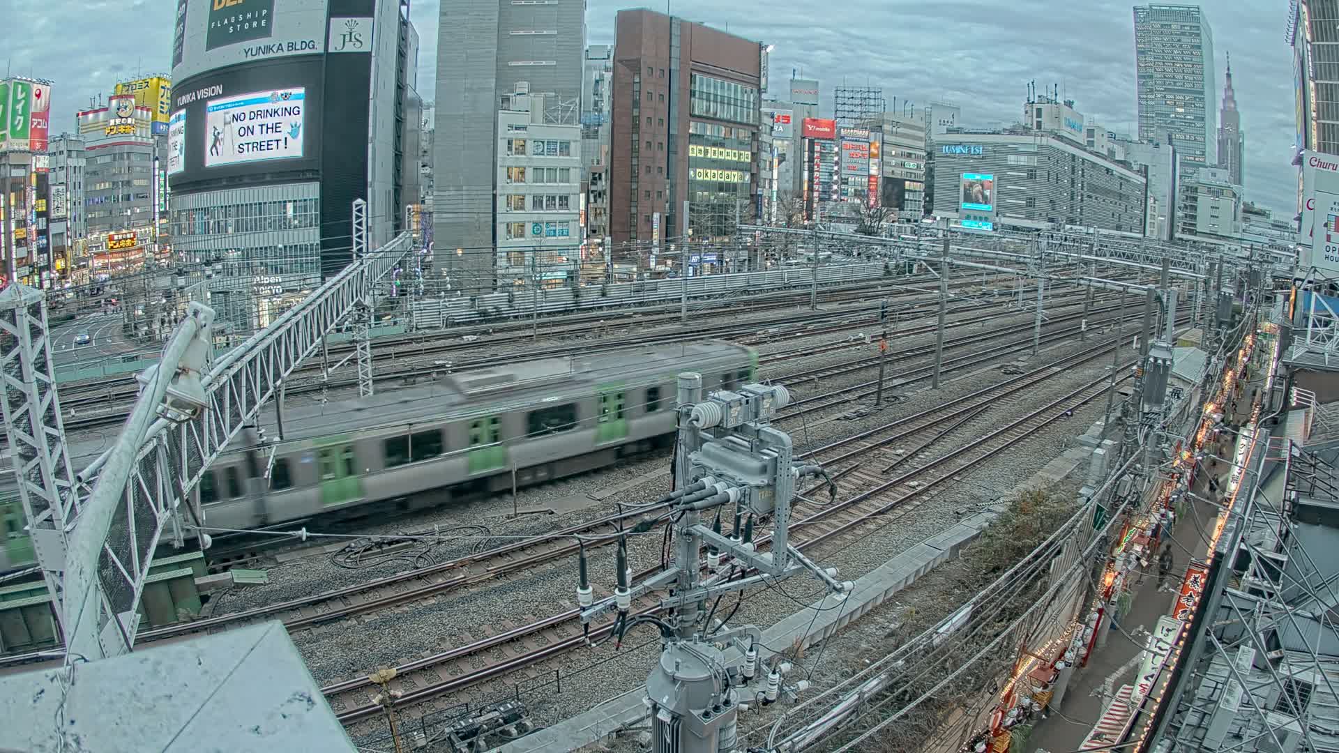 Tokyo, Shinjuku JR Metro Road Crossing & Shinjuku Discrict View ( 東京、新宿JRメトロ交差点と新宿地区の眺め ) Live Cam - 1 Chome, Nishishinjuku, Shinjuku-ku, Tokyo, Kantō, Honshu, Japan