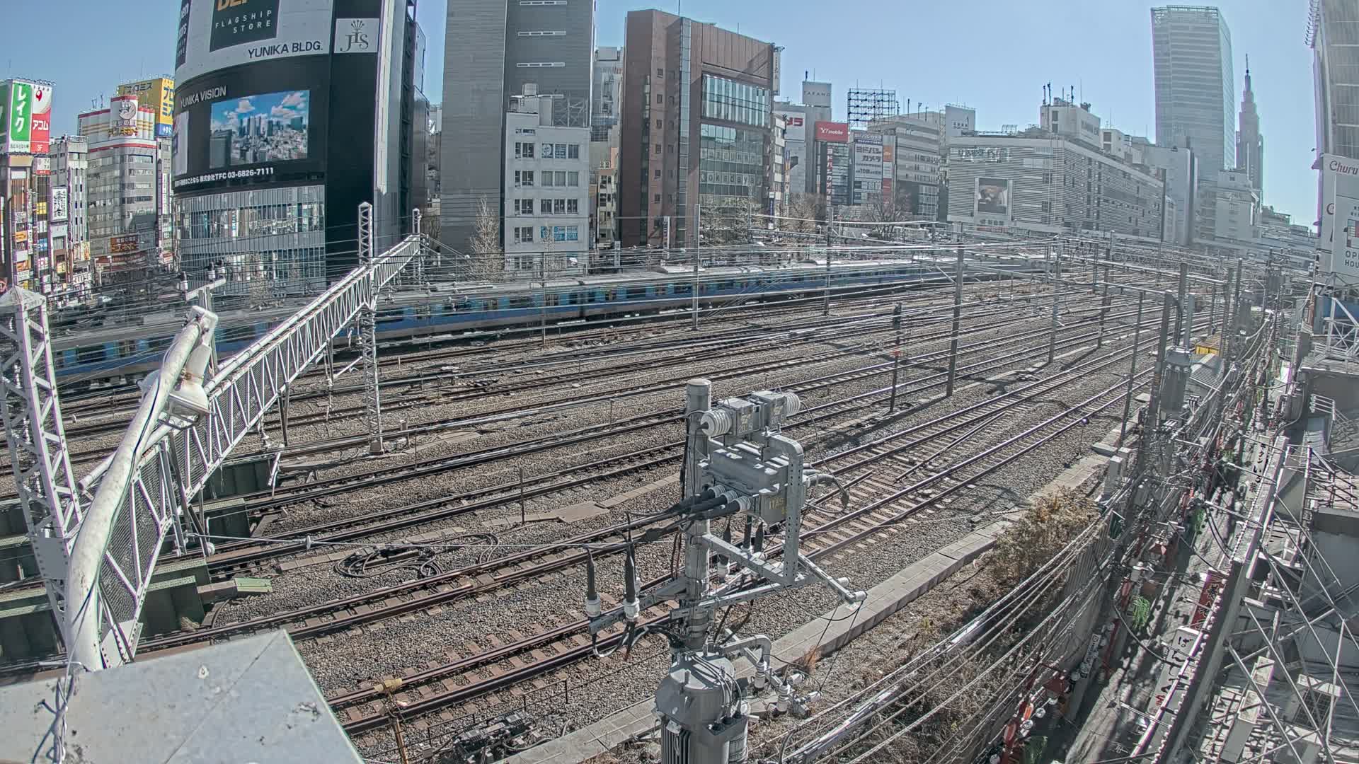 Tokyo, Shinjuku JR Metro Road Crossing & Shinjuku Discrict View ( 東京、新宿JRメトロ交差点と新宿地区の眺め ) Live Cam - 1 Chome, Nishishinjuku, Shinjuku-ku, Tokyo, Kantō, Honshu, Japan