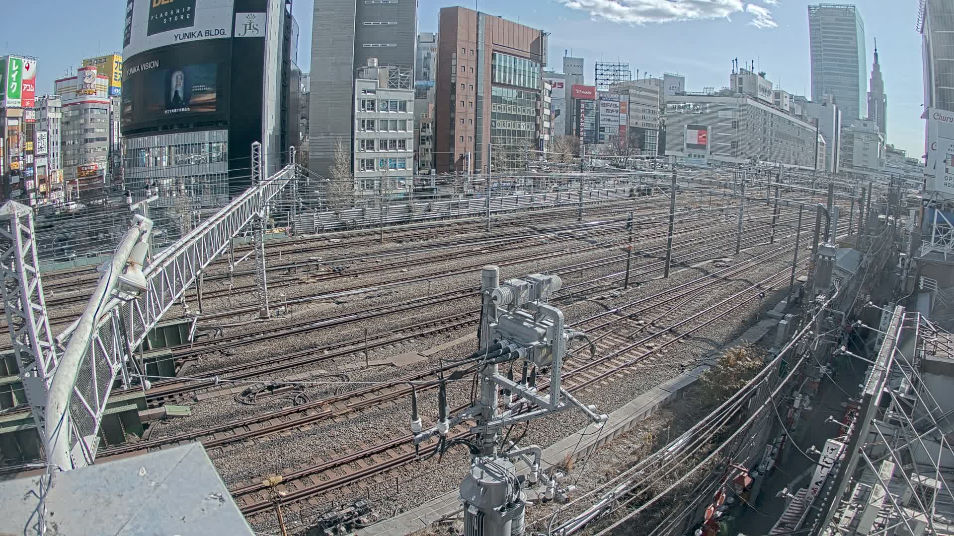 Tokyo, Shinjuku JR Metro Road Crossing & Shinjuku Discrict View ( 東京、新宿JRメトロ交差点と新宿地区の眺め ) Live Cam - 1 Chome, Nishishinjuku, Shinjuku-ku, Tokyo, Kantō, Honshu, Japan