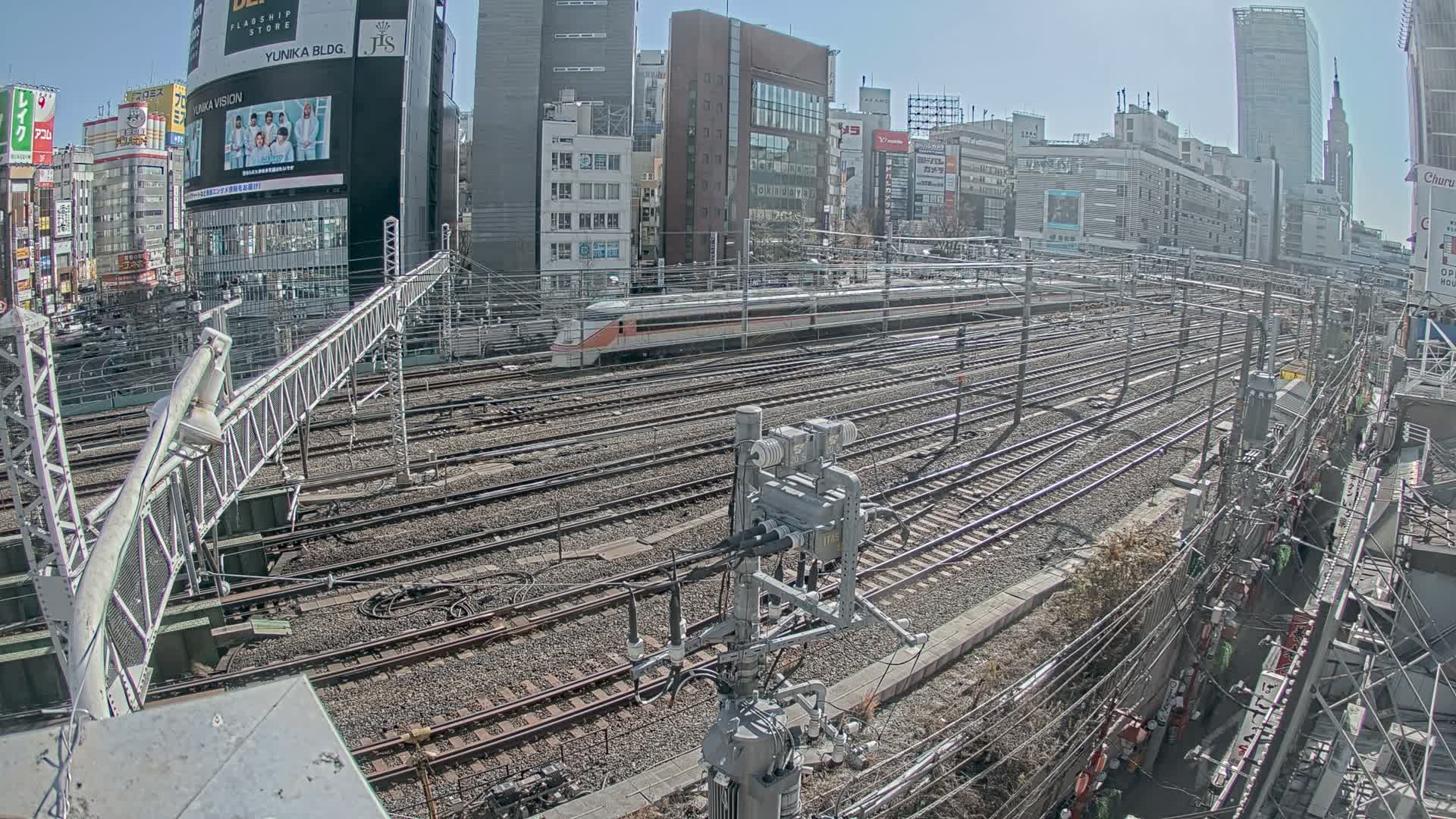 Tokyo, Shinjuku JR Metro Road Crossing & Shinjuku Discrict View ( 東京、新宿JRメトロ交差点と新宿地区の眺め ) Live Cam - 1 Chome, Nishishinjuku, Shinjuku-ku, Tokyo, Kantō, Honshu, Japan