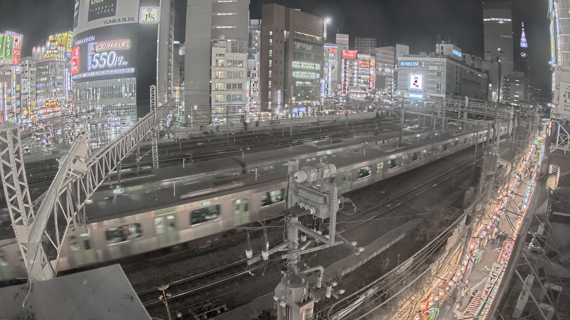 Tokyo, Shinjuku JR Metro Road Crossing & Shinjuku Discrict View ( 東京、新宿JRメトロ交差点と新宿地区の眺め ) Live Cam - 1 Chome, Nishishinjuku, Shinjuku-ku, Tokyo, Kantō, Honshu, Japan