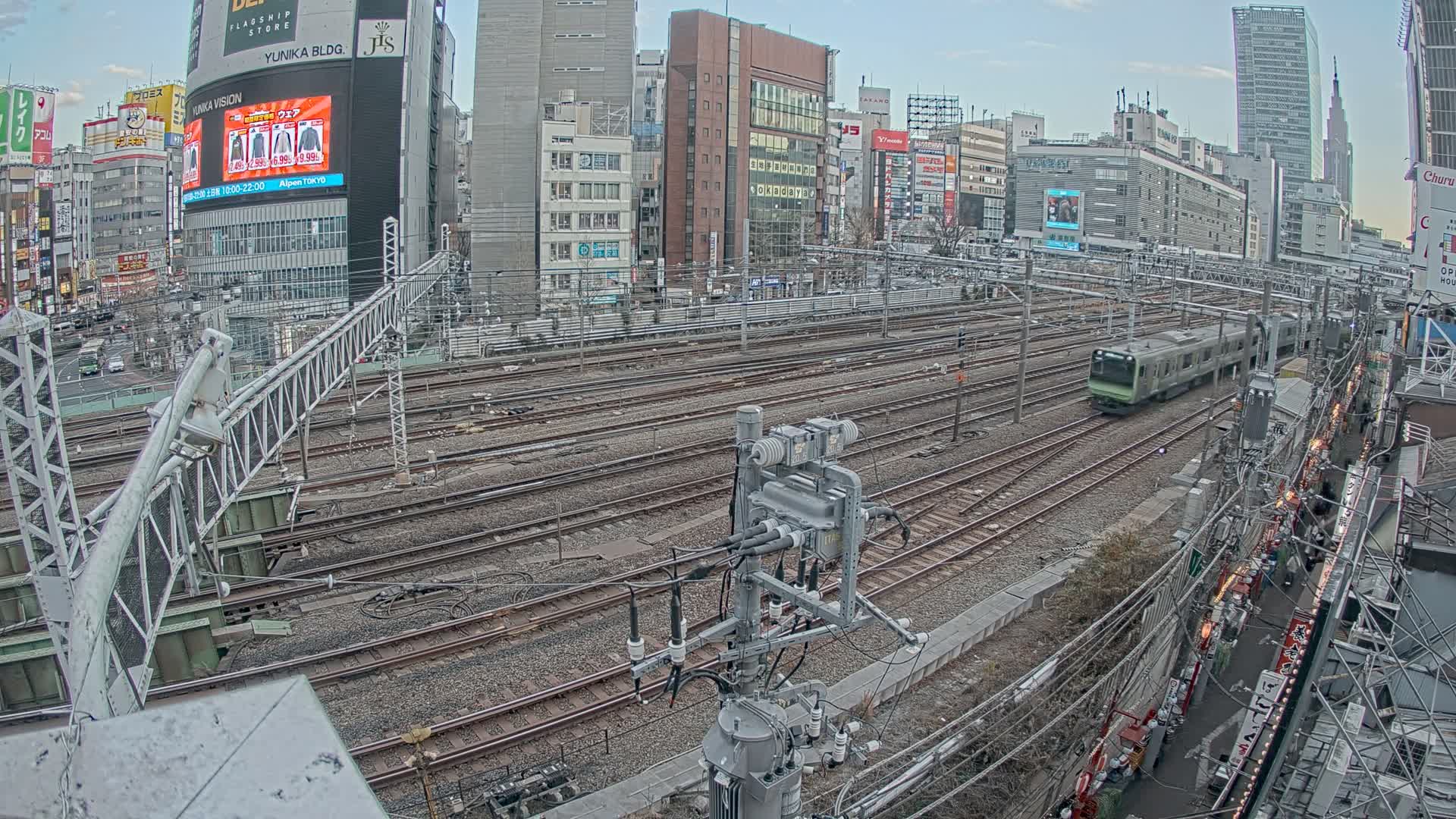 Tokyo, Shinjuku JR Metro Road Crossing & Shinjuku Discrict View ( 東京、新宿JRメトロ交差点と新宿地区の眺め ) Live Cam - 1 Chome, Nishishinjuku, Shinjuku-ku, Tokyo, Kantō, Honshu, Japan