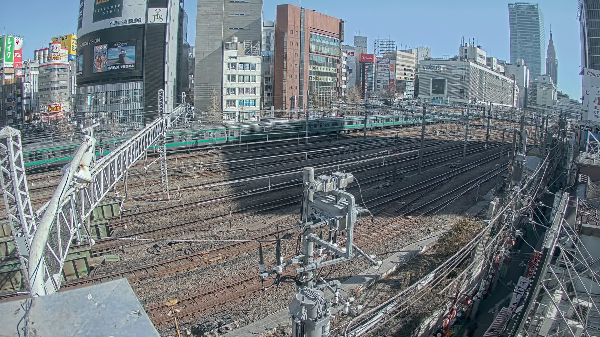 Tokyo, Shinjuku JR Metro Road Crossing & Shinjuku Discrict View ( 東京、新宿JRメトロ交差点と新宿地区の眺め ) Live Cam - 1 Chome, Nishishinjuku, Shinjuku-ku, Tokyo, Kantō, Honshu, Japan