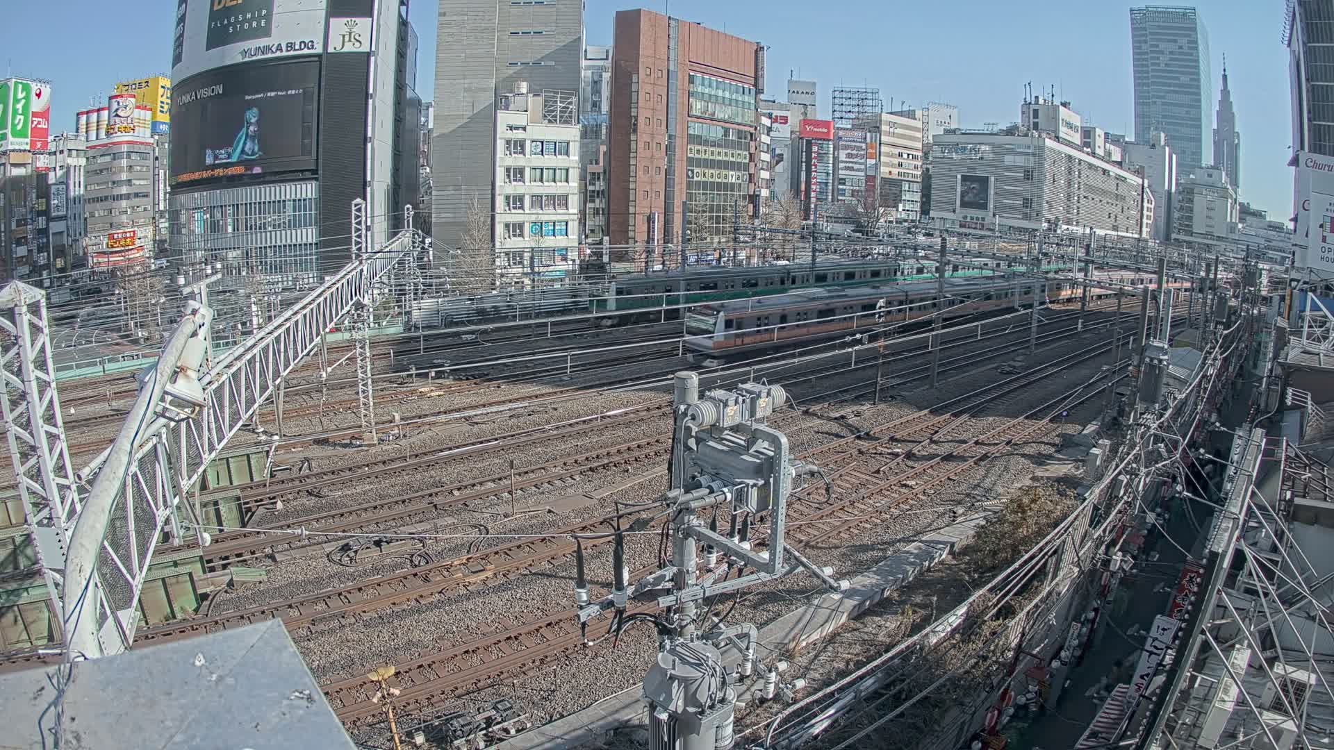 Tokyo, Shinjuku JR Metro Road Crossing & Shinjuku Discrict View ( 東京、新宿JRメトロ交差点と新宿地区の眺め ) Live Cam - 1 Chome, Nishishinjuku, Shinjuku-ku, Tokyo, Kantō, Honshu, Japan