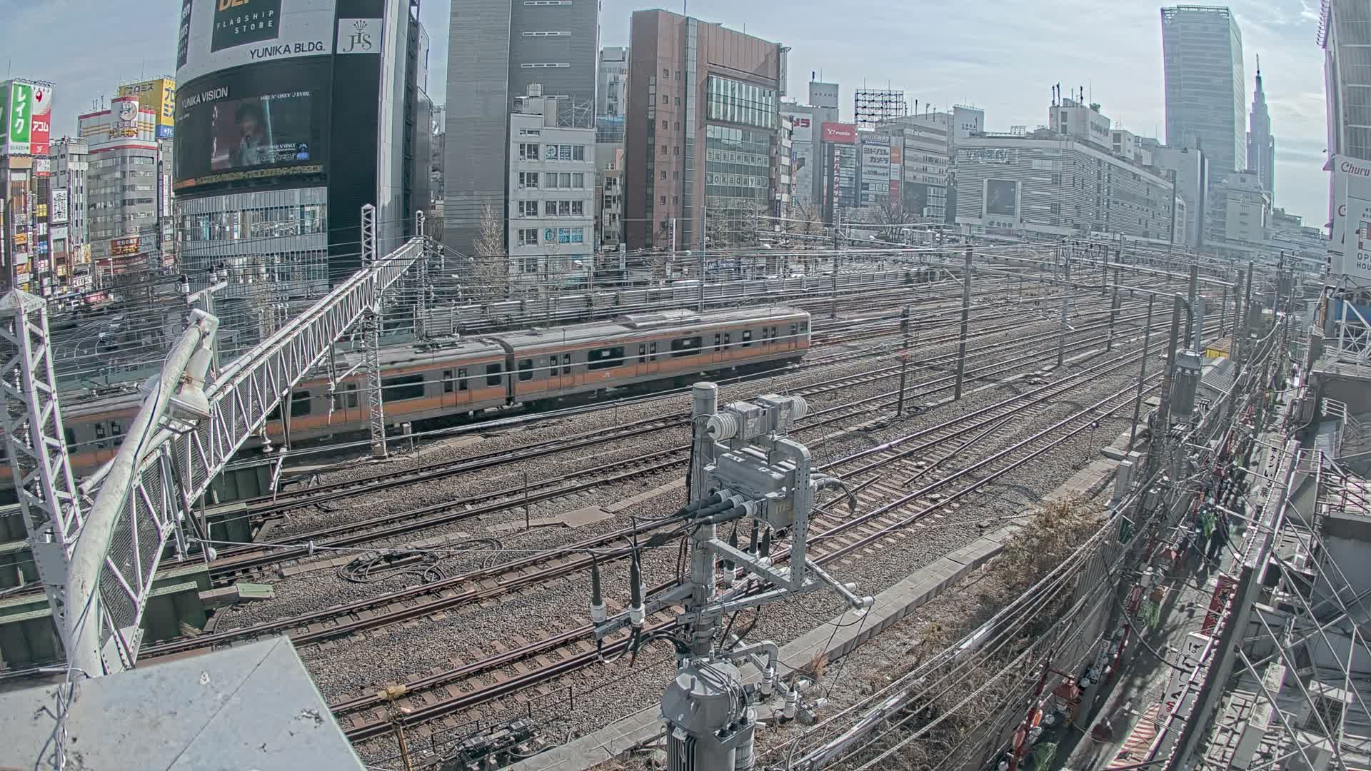 Tokyo, Shinjuku JR Metro Road Crossing & Shinjuku Discrict View ( 東京、新宿JRメトロ交差点と新宿地区の眺め ) Live Cam - 1 Chome, Nishishinjuku, Shinjuku-ku, Tokyo, Kantō, Honshu, Japan